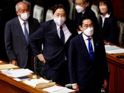 El primer ministro japonés, Fumio Kishida, seguido del ministro de Exteriores, Yoshimasa Hayashi, y del ministro de Finanzas, Shunichi Suzuki.