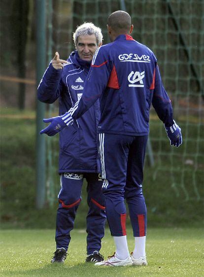 Raymond Domenech da instrucciones a Henry durante el entrenamiento de ayer de Francia.