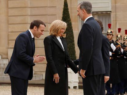 Los reyes de España, Felipe y Letizia, junto al presidente de la República Francesa, Emmanuel Macron y su esposa Brigitte Macron, a su llegada este miércoles al Palacio del Elíseo. Macron evita dar la mano a Felipe VI como medida de precaución ante la Covid-19-