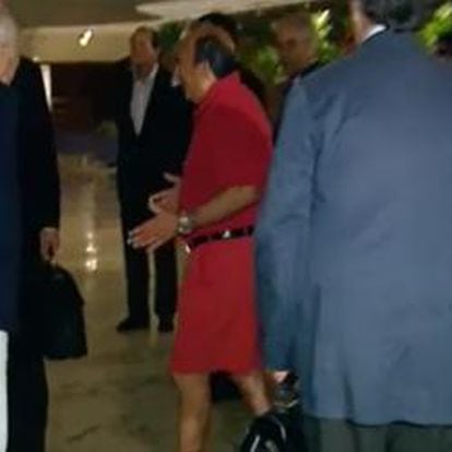 El presidente de Banco Santander, Emilio Botín, saluda al rey don Juan Carlos en Brasilia en junio de 2012. (Vídeo: Atlas)