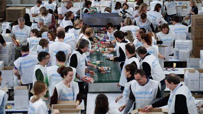 Voluntarios organizan en diferentes cajas los alimentos que provienen del Gran Recapte.