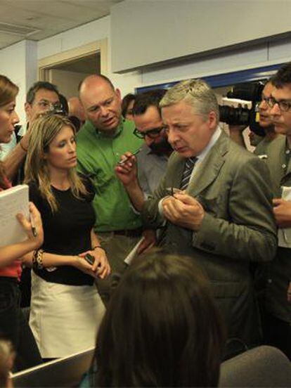 Blanco, ayer, rodeado de periodistas en la sede del PSOE.