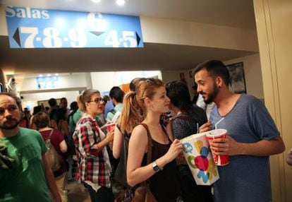 Colas de espectadores en las taquillas de cines Princesa de Madrid en el inicio de la octava edición de la Fiesta del Cine, en mayo.
