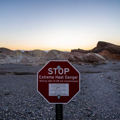 Señal de advertencia en el Valle de la Muerte (EE UU), en una imagen de este pasado julio. Un grupo de investigadores ha conseguido generar agua en este entorno extremo, uno de los más calurosos de la Tierra.