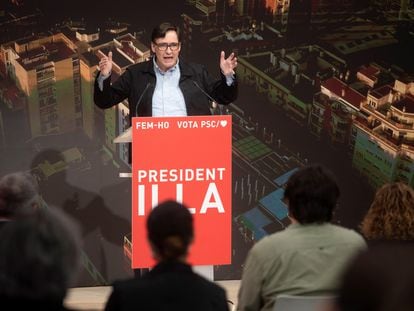 El candidato del PSC a la Generalitat, Salvador Illa , interviene este domingo en un acto en la sede del partido en Barcelona