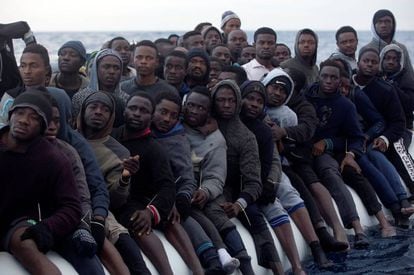 Migrantes subsaharianos cruzan el Mediterr&aacute;neo, este viernes frente a la costa de Sabratha (Libia).