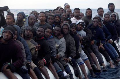 Migrantes subsaharianos cruzan el Mediterráneo, este viernes frente a la costa de Sabratha (Libia).