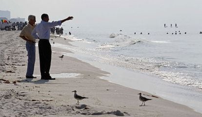 Barack Obama y el gobernador de Florida visitan una playa afectada por el vertido.