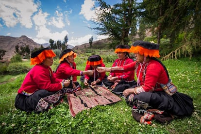 Mujeres de la comunidad de Amaru (Perú) que participan en el programa Rutas de la Fundación Codespa.