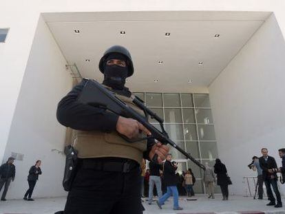 Un membre de les forces de seguretat de Tunísia, aquest dijous a l'entrada de visitants del museu del Bardo.