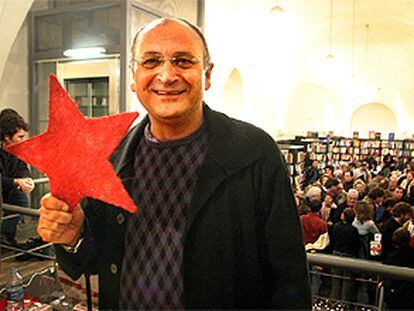 El escritor Biel Mesquida, con una estrella roja para celebrar el triunfo del pacto de izquierdas, ayer en la librería La Central del Raval.