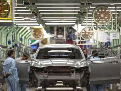 Varios trabajadores de la planta de pintura de Ford en Almussafes (Valencia).