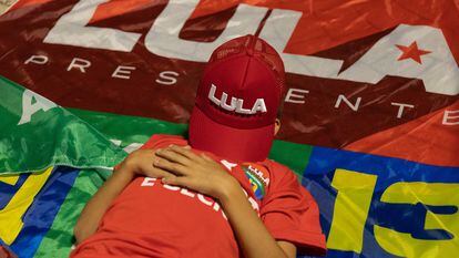 02 October 2022, Brazil, Brasilia: A supporter of Brazilian presidential candidate Lula da Silva rests while the votes are counted. Lula has won the first round of Brazil's presidential election and will face incumbent Jair Bolsonaro in a run-off vote. Photo: Myke Sena/dpa
02/10/2022 ONLY FOR USE IN SPAIN