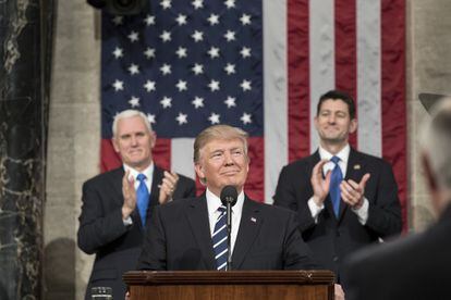 Flanqueado por el Vicepresidente Mike Pence y el Presidente de la Cámara Paul Ryan (R-WI), el Presidente Donald Trump pronuncia su discurso conjunto ante el Congreso en el Capitolio de Washington DC, el 28 de febrero de 2017.