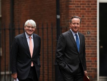 El ministro de Exteriores británico, David Cameron (derecha), y el titular de Desarrollo, Andrew Mitchell, a la entrada de Downing Street, este martes en Londres.