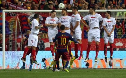 Messi durante un lanzamiento a la barrera del Sevilla.