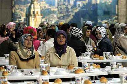 Varias mujeres turcas aguardan en un restaurante de Estambul el final del ayuno en el mes sagrado del Ramadán.