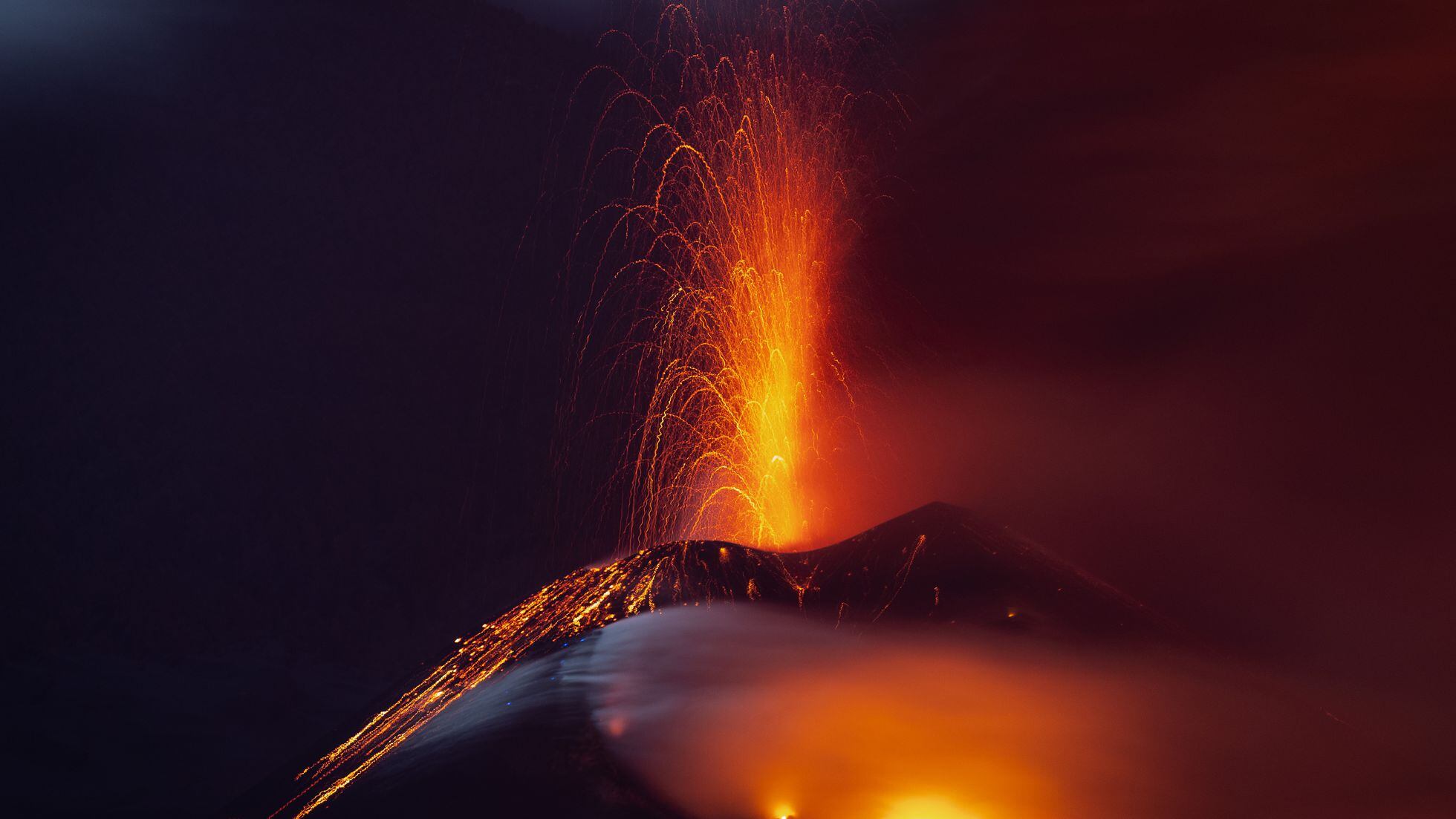 volcan de la Palma en erupcion directo expulsando lava por la boca del volcan formando coladas de lava.