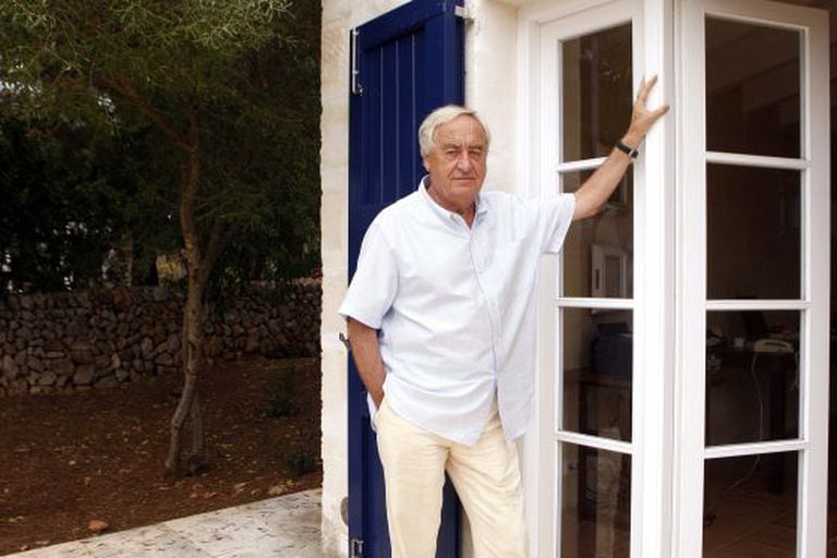 El escritor e hispanista neerlandés Cees Nooteboom, en su casa de Menorca en 2019.