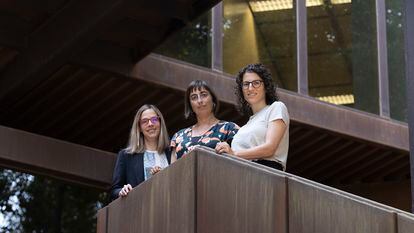 De izquierda a derecha, Isabelle Hupont, Emilia Gómez y Songül Tolan, investigadoras del procesamiento facial, en la sede del Joint Research Centre de la UE en Sevilla este septiembre.