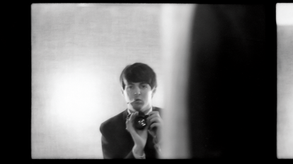 Autorretrato de Paul McCartney, realizado en 1964 en París, expuesto en la muestra 'Paul McCartney Photographs 1963-64: Eyes of the Storm', en la National Portrait Gallery de Londres.