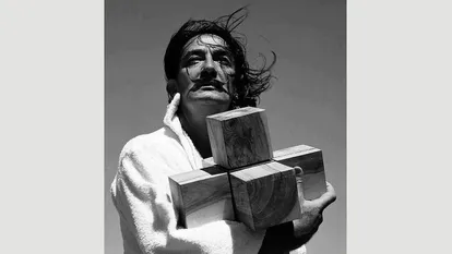La cruz de Dalí es el desarrollo tridimensional de un teseracto, ocho cubos tridimensionales dentro de un espacio cuatridimensional.
