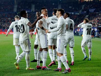 Los jugadores del Real Madrid celebran su segundo tanto ante Osasuna.