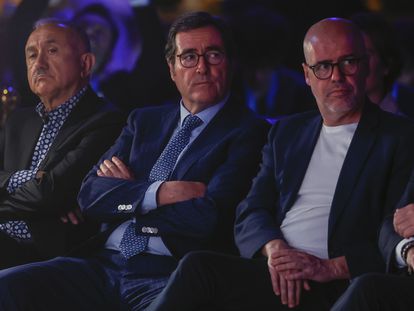 El presidente de la CEOE Antonio Garamendi (c), acompañado por el secretario general de CCOO Unai Sordo (d) y por el secretario general de UGT Pepe Álvarez (i).