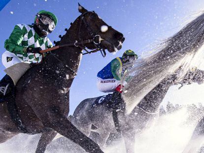 El jinete Dennis Schiergen durante la carrera de nieve plana 1800m, el 9 de febrero,en St Moritz (Suiza).