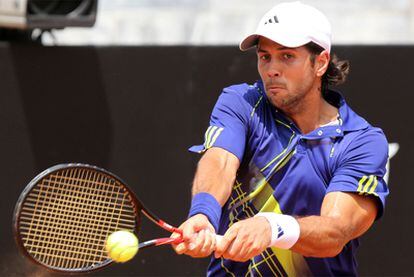 Verdasco golpea la bola en el partido ante Guillermo García-López.
