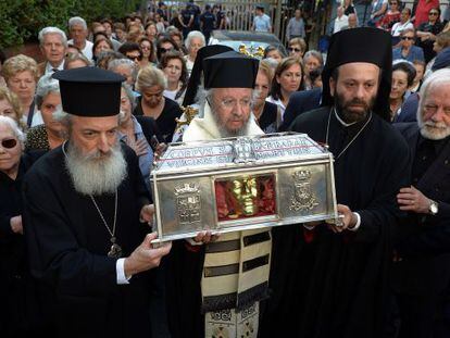 Ortodoxos griegos portan las reliquias de santa B&aacute;rbara el 15 de mayo en Atenas. 