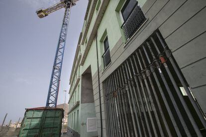 En La Esperanza aún está la grúa de construcción que se paralizó cuando la constructora no pudo seguir adelante con la promoción.
