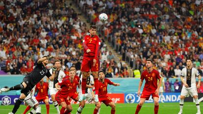 Álvaro Morata salta para despejar un balón en el partido entre España y Alemania.