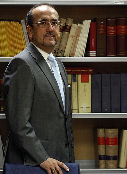 Javier Borrego, en la biblioteca del edificio de Justicia, donde trabaja, en una imagen tomada el miércoles.