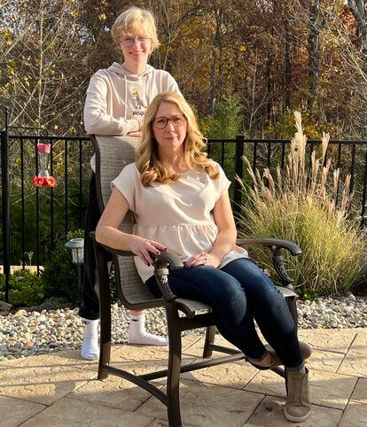 Becky Hormuth y su hijo Levi, en el patio trasero de su casa en Wentzville (Misuri), a mediados de noviembre.