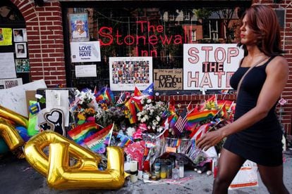 El recuerdo a las víctimas de Orlando en la puerta de Stonewall Inn, en Nueva York.