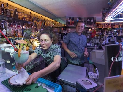 La reportera sirve un Blue Hawaii ante la mirada de Dani Berjano, del Café San Remo.