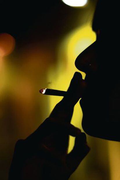 Un hombre fumando marihuana en un club cann&aacute;bico de Barcelona. 