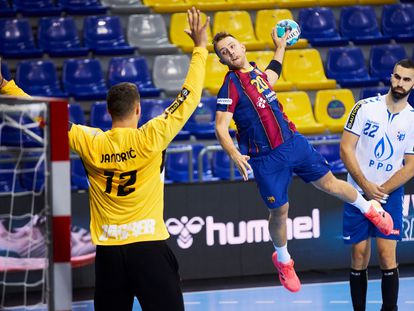 Aleix Gómez lanza a portería en un partido de la Champions entre el Barça y elZagreb.