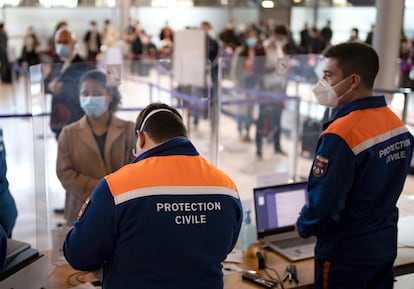 Pasajeros procedentes de países con altas tasas de covid se registran para realizarse un test a su llegada al aeropuerto Charles de Gaulle de París.