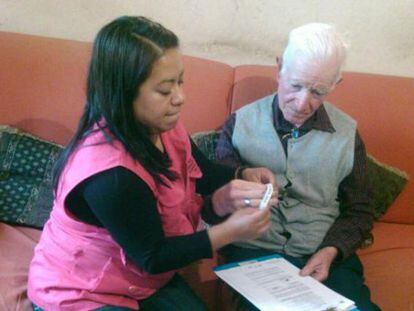 Una voluntaria ayuda a un anciano en DF. 