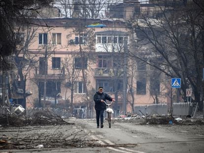Un hombre camina con una bicicleta en el centro de Mariupol, el 12 de abril de 2022.