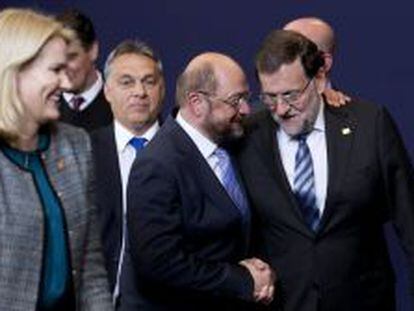 El presidente del Parlamento Europeo, Martin Schulz, saluda al presidente del Gobierno espa&ntilde;ol, Mariano Rajoy.