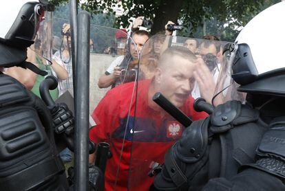 Un aficionado polaco discute con policías a las puertas del estadio de Varsovia.