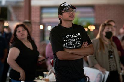 Un hombre en un mitin de las republicanas Monica de la Cruz y Mayra Flores, en McAllen, Texas, el pasado 10 de octubre.
