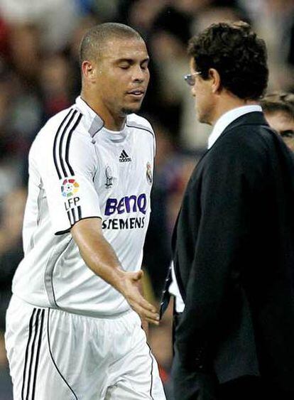 Ronaldo, cuando jugaba en el Madrid, junto a Capello.