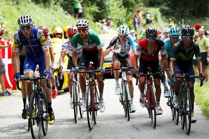 Contador, casi tapado por Aru, y Nairo, a la derecha, pedalean en el grupo de los favoritos durante la etapa del domingo.