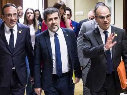 Los diputados electos de JxCat, de izquierda a derecha, Josep Rull, Jordi Sànchez y Jordi Turull, a la salida del registro del Congreso tras entregar sus credenciales.