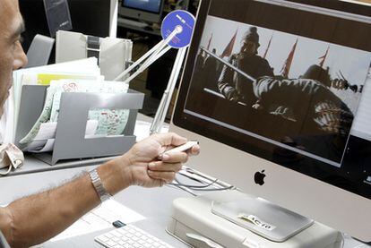 Un usuario ve una película en un ordenador Mac.