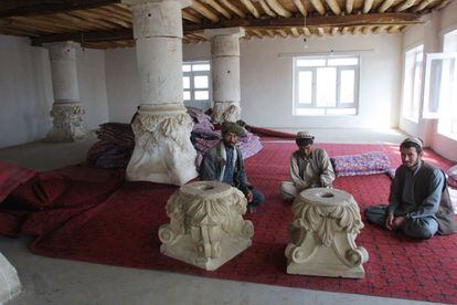 Capiteles griegos de Ai Janum en una casa de té afgana, en 2001.